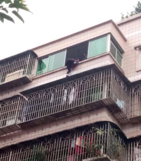 重庆彩钢棚 女子独自翻出自家8楼窗台打扫7楼被悬在半空中(图1)