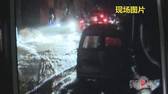 重庆大渡口八桥镇互助村一供水主管道爆裂厂房被淹(图1)