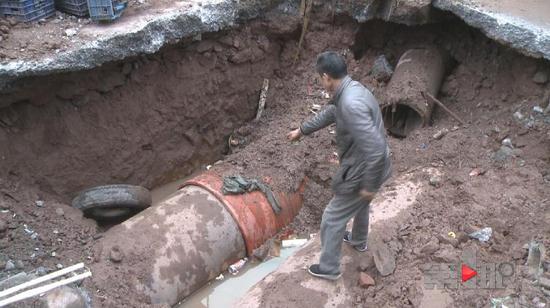 重庆大渡口八桥镇互助村一供水主管道爆裂厂房被淹(图2)