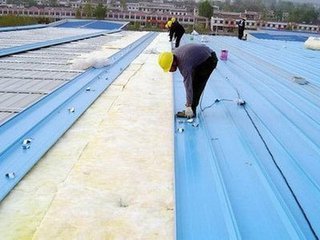 彩钢屋顶安装视频_彩钢岩棉板顶板安装教程视频_简易彩钢房安装视频