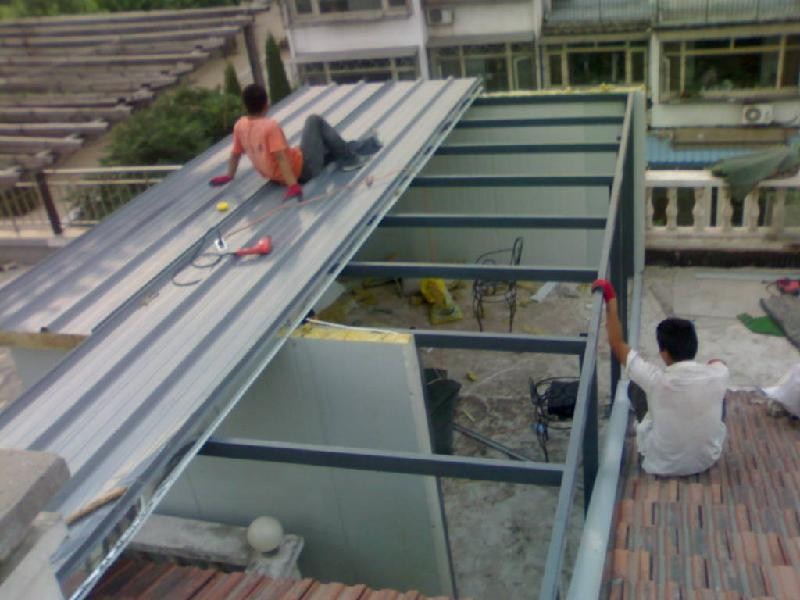 罕见的彩钢板屋面坡度平行铺设，可以设计成一定倾角的方式布置(图1)