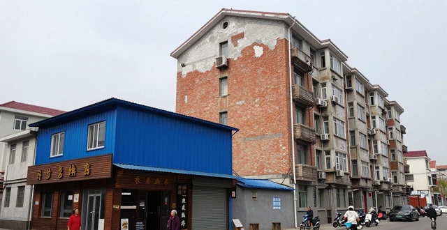 长春林溪大街附近饭店私盖彩钢房，影响居民生活(图1)