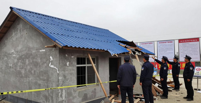 农村彩钢瓦自建房为何被整治？蓝棚顶拆除原因大揭秘(图1)