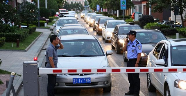 业主没交车位管理费 小区道闸拦车变相催缴(图1)